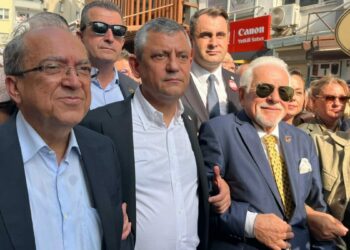 Özgür Özel, İzmir'de gazetecilerin yürüyüşüne katıldı
