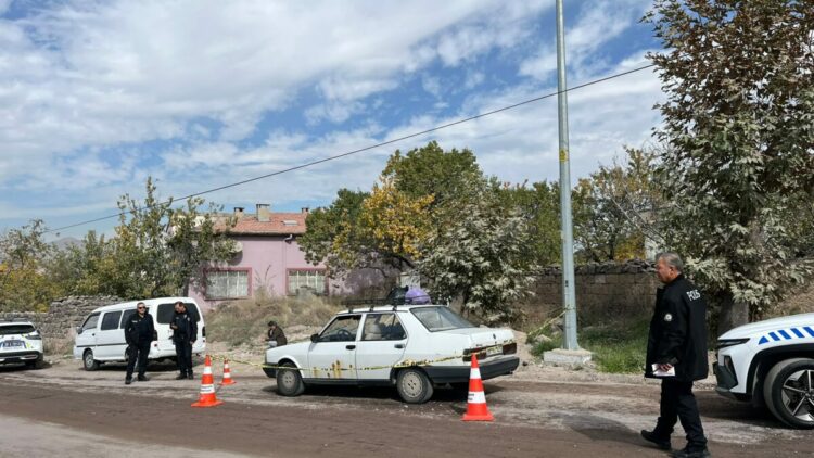 Otomobille hastaneye götürülürken yolda öldü