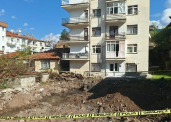 17 yıldır kayıp olan kadına ait, altında insan kemikleri bulunan ev kundaklanmış