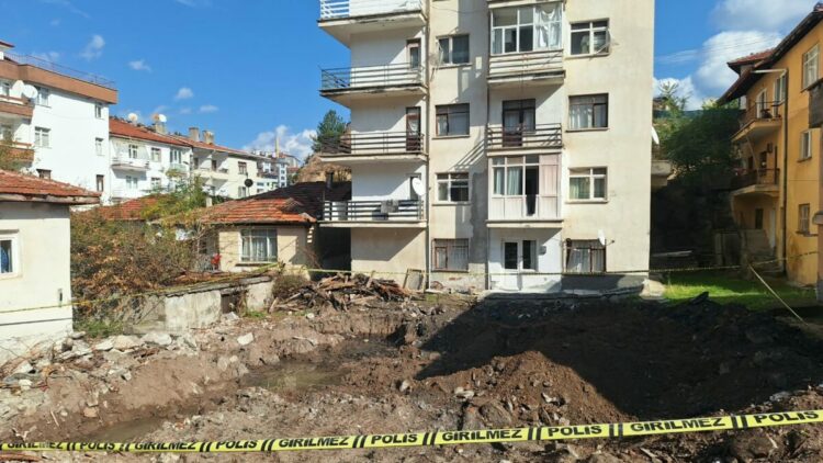 17 yıldır kayıp olan kadına ait, altında insan kemikleri bulunan ev kundaklanmış