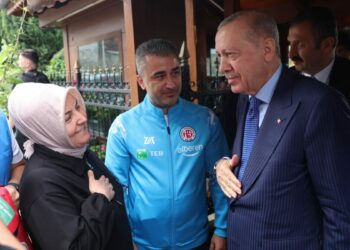 Cumhurbaşkanı Erdoğan, İstanbul Kastamonuspor kulübünü ziyaret etti