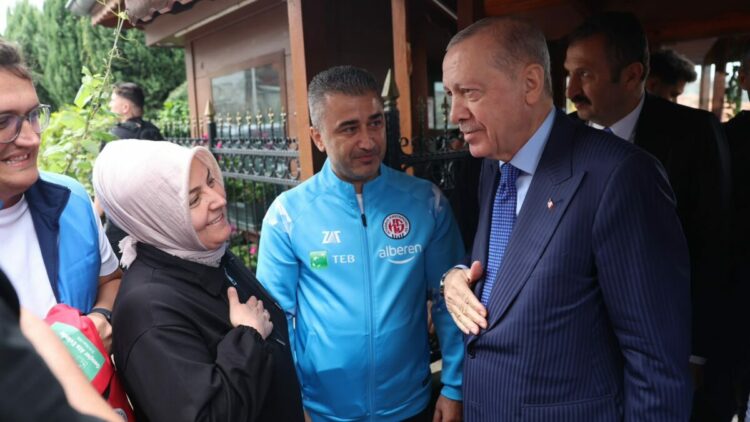 Cumhurbaşkanı Erdoğan, İstanbul Kastamonuspor kulübünü ziyaret etti