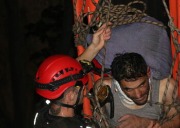 Parktaki köprüden düştü; itfaiye 2 saatlik çalışmayla kurtardı