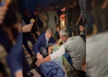Otomobilin çarptığı kişi yaralandı; ilk yardımı vali ve milletvekili yaptı