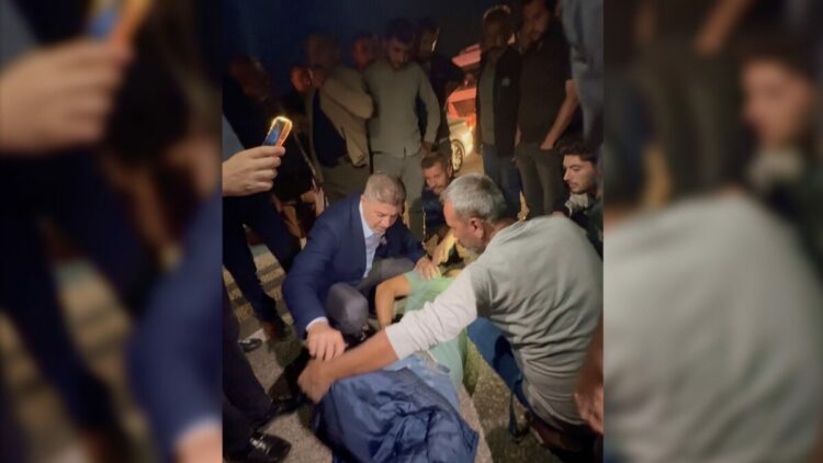 Otomobilin çarptığı kişi yaralandı; ilk yardımı vali ve milletvekili yaptı