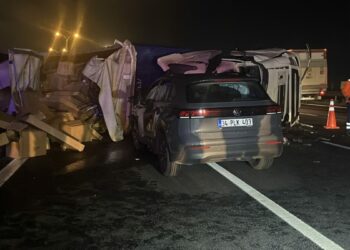Otoyolda karşı şeride geçen TIR otomobile çarptı 1 ölü 2 yaralı