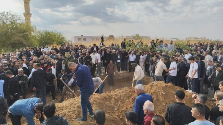 Su kanalına uçan otomobilde ölen 4'ü çocuk 6 kişi, yan yana toprağa verildi