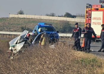 Ankara'da iki otomobil çarpıştı: 3 ölü, 4 yaralı