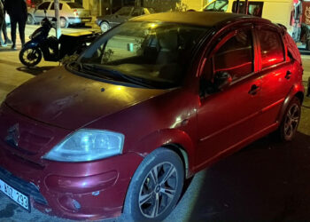 2 araca çarpan sürücü otomobilini bırakıp kaçtı; 1 yaralı