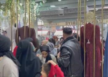 Sultangazi'de uygun fiyatlı kıyafet kampanyası nedeniyle izdiham yaşandı; 1 kişi baygınlık geçirdi