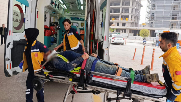 İnegöl'de iş kazası: İnşaat iskelesinden başına tahta parçası düşen işçi ağır yaralandı