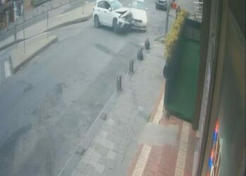 Arnavutköy'de 2 otomobilin çarpıştığı kaza kamerada