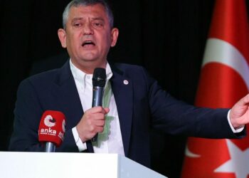 Özgür Özel: Yeni Parti karanlığa inat yakılmış bir mumdur