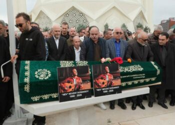 Şarkıcı Nev son yolculuğuna uğurlandı