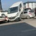 Otomobil ve minibüs çarpışıp savrulduktan sonra park halindeki araca çarptı: 3 yaralı