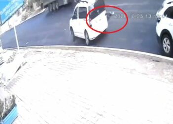 Otomobilin araçtan inen çocuğa çarptığı kaza kamerada
