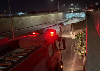 Eskişehir’de 4 ton marul yüklü kamyonet devrildi