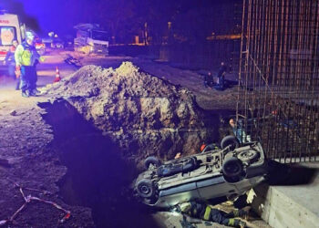 Otomobil, yol yapımı için kazılan çukura düştü; 1 ölü, 5 yaralı