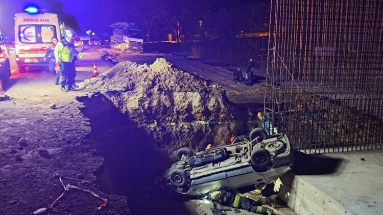 Otomobil, yol yapımı için kazılan çukura düştü; 1 ölü, 5 yaralı