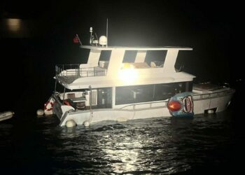 Su alıp batma tehlikesi geçiren teknedeki 2 kişi kurtarıldı