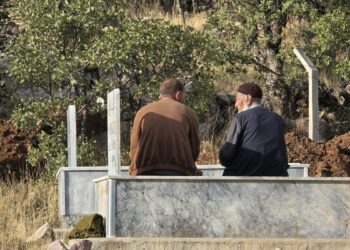 Eşi ve kendisi için mezar kazdırdı