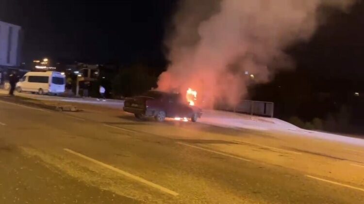 Düzce'de korkutan dakikalar: Kavşaktan dönen otomobilin motor kısmı alev aldı