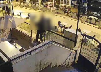 Kafelerden hırsızlık yapan şüpheliler kamerada