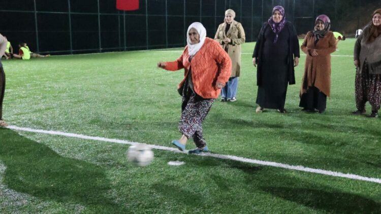 Kadınlar halı sahada Cumhuriyet coşkusunu yaşadı