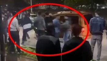 Tekmeli yumruklu kavga kamerada