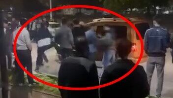 Tekmeli yumruklu kavga kamerada