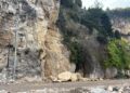 Amasra'da yola kaya parçaları düştü