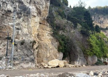 Amasra'da yola kaya parçaları düştü