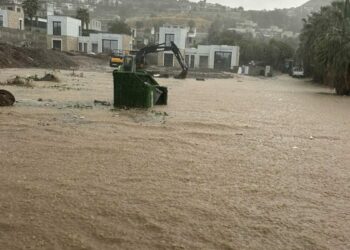 Bodrum'da sağanak; yollar göle döndü, iş yerlerini su bastı