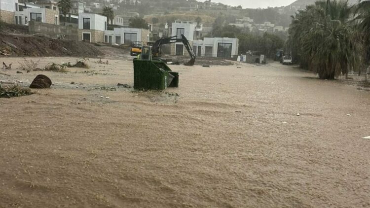 Bodrum'da sağanak; yollar göle döndü, iş yerlerini su bastı