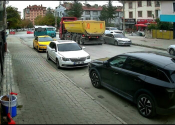 Yolcu minibüsü ile hafriyat kamyonu çarpıştı: 10 yaralı