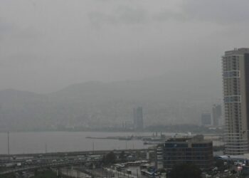 İzmir'i sis bulutu kapladı