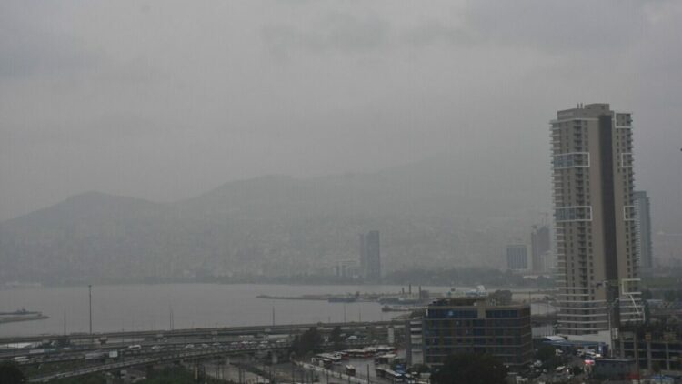İzmir'i sis bulutu kapladı