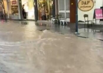 Çeşme'de sağanak etkili oldu, yaşamı olumsuz etkiledi