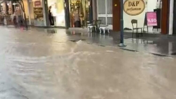 Çeşme'de sağanak etkili oldu, yaşamı olumsuz etkiledi