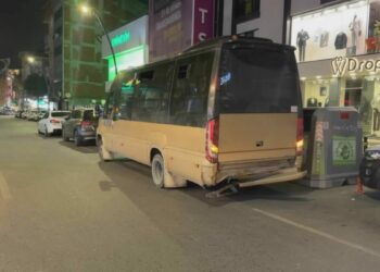 Küçükçekmece’de otomobil, yolcu minibüsüne çarptı: 2 yaralı