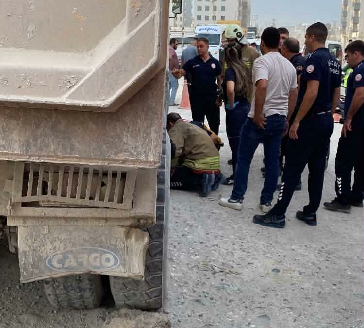 Hatay’da hafriyat kamyonunun altında kalan motosiklet sürücüsü öldü