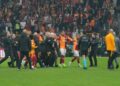 Derbi sonrası saha karıştı, Abdülkerim Bardakcı ile Archie Brown birbirine girdi