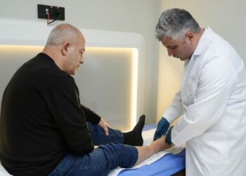 Böbrekleri koruyarak bacak damarlarındaki tıkanıklığı açtılar