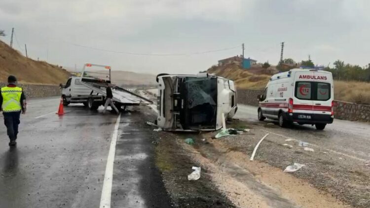 Kırıkkale'de servis midibüsü devrildi: 14 yaralı