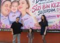 Eşine ve kızına sevgisini billboardlara taşıdı