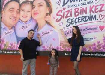 Eşine ve kızına sevgisini billboardlara taşıdı