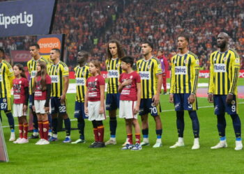 Fenerbahçe derbide mağlup olarak zirvenin 6 puan gerisinde kaldı