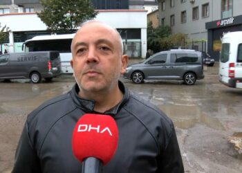 Tuzla’da caddeler göle döndü, araçlar yolda kaldı: Servis minibüslerinden 41 personel tahliye edildi
