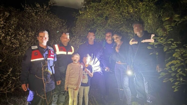 Kuşadası'nda ormanda kaybolan Alman aileyi jandarma buldu