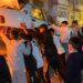 Kız istemeye gittikleri mahallede meşaleler yakıp, çekicideki otomobile patinaj yaptırdılar